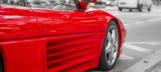 Autobus per i musei della Ferrari