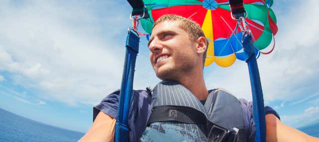 Parasailing sulla costa di Palermo