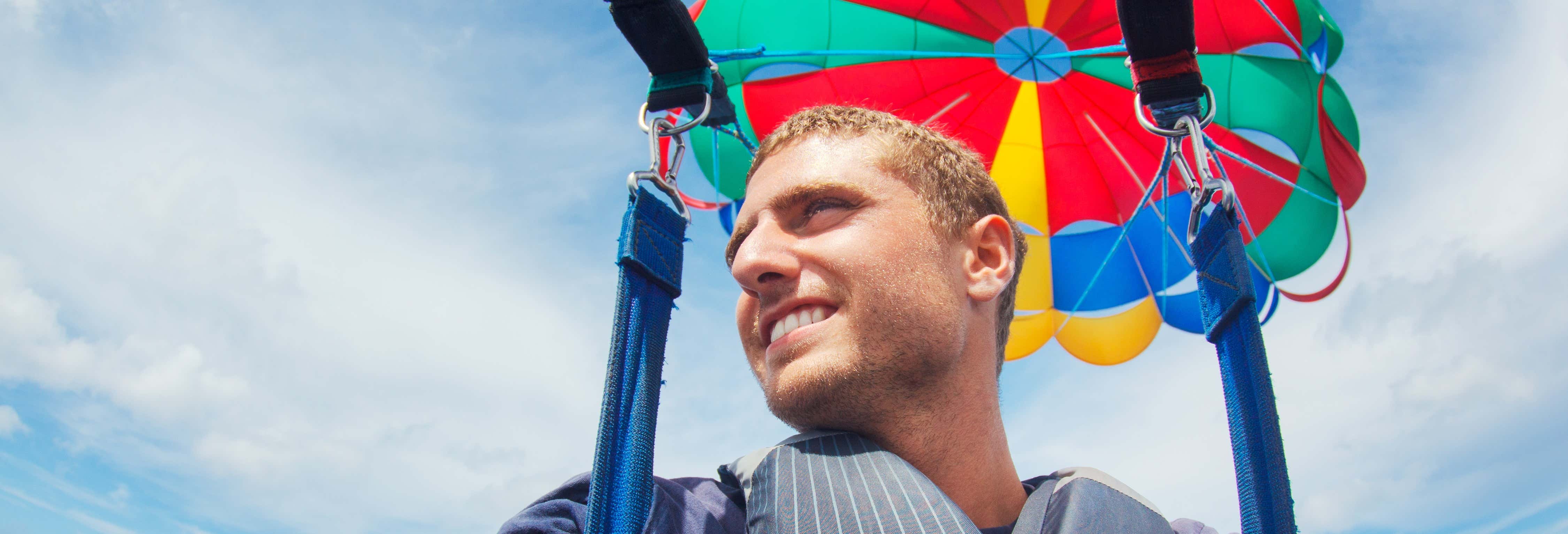 Parasailing sulla costa di Palermo