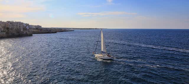Giro in barca a vela a Polignano a Mare