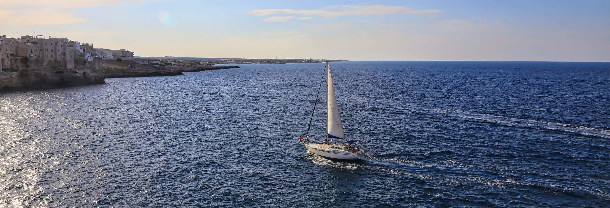 Giro in barca a vela a Polignano a Mare