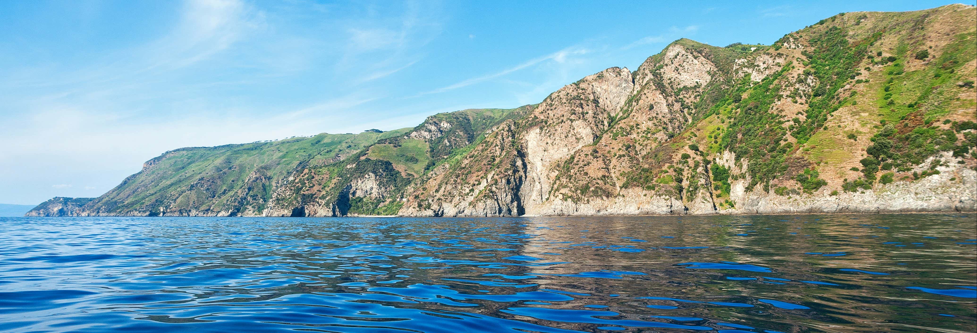 Escursione in barca lungo la Costa Viola