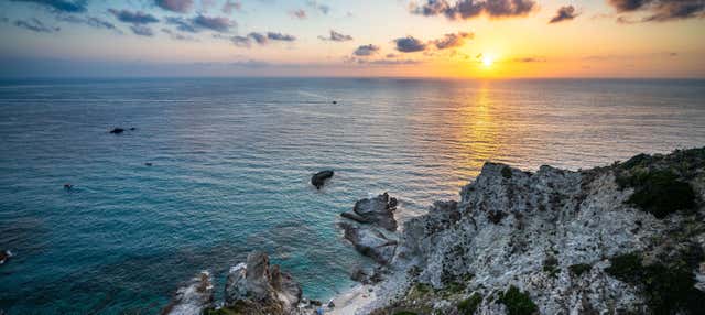 Paseo en barco al atardecer por el Capo Vaticano con aperitivo