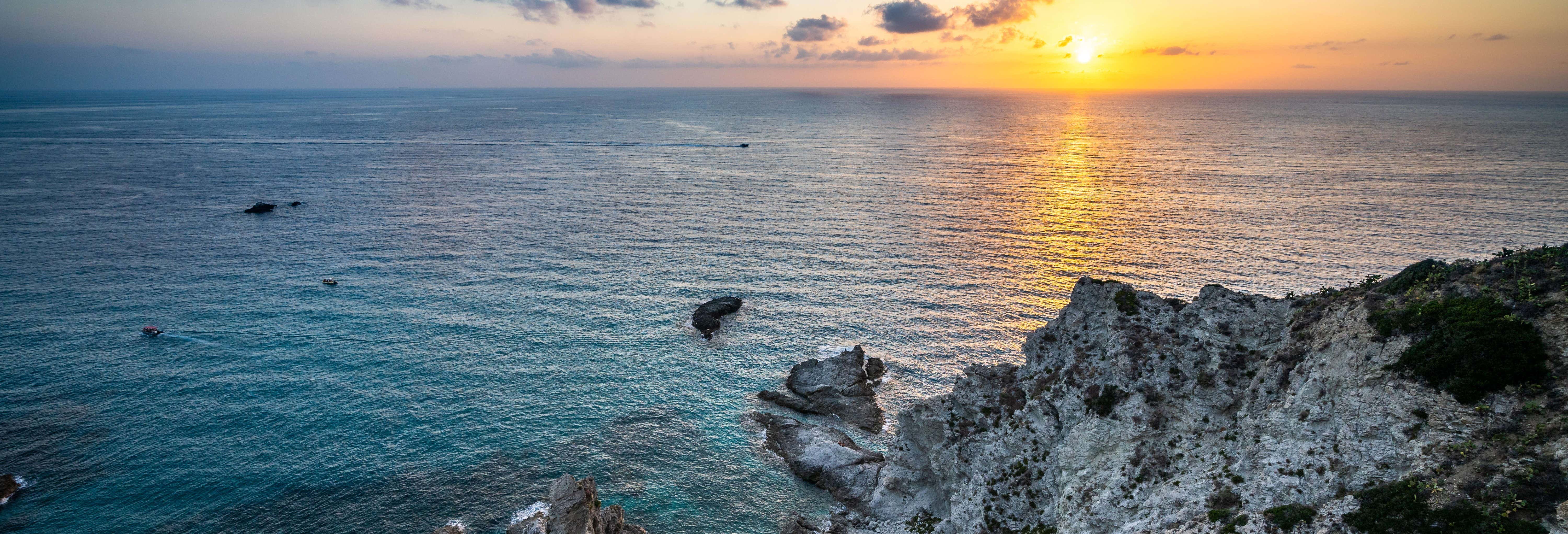Paseo en barco al atardecer por el Capo Vaticano con aperitivo
