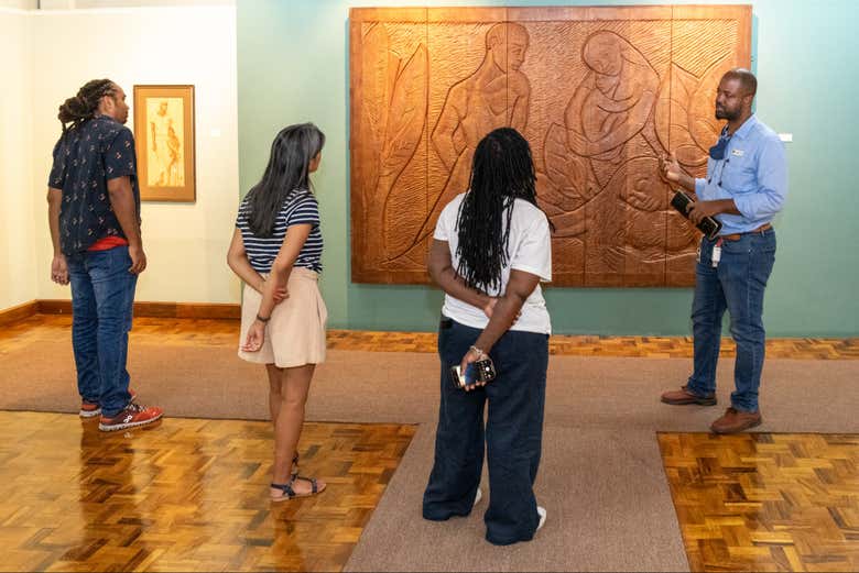 Admirando una obra de la Galería Nacional de Jamaica - Admirando una obra de la Galería Nacional de Jamaica