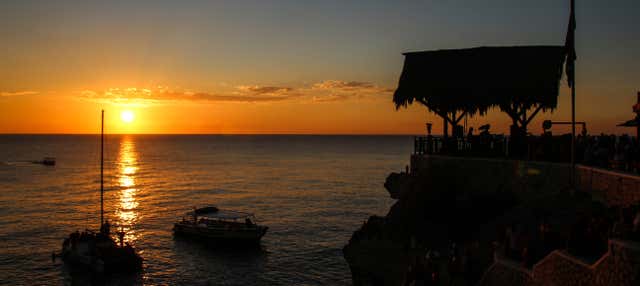 Giro in catamarano e tramonto al Rick’s Café