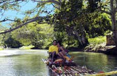 Paseo en balsa de bambú por el río Martha Brae