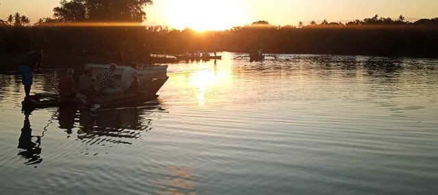 Giro in canoa sul fiume Congo al tramonto