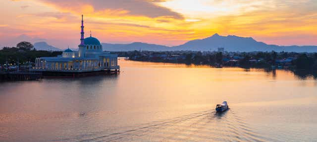 Giro in barca a Kuching al tramonto
