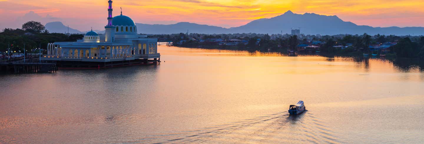 Giro in barca a Kuching al tramonto