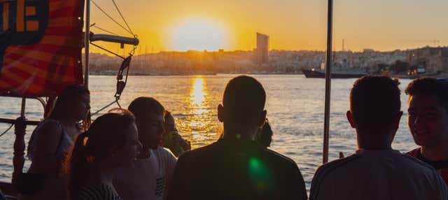 Festa in barca pirata nella baia di Sliema