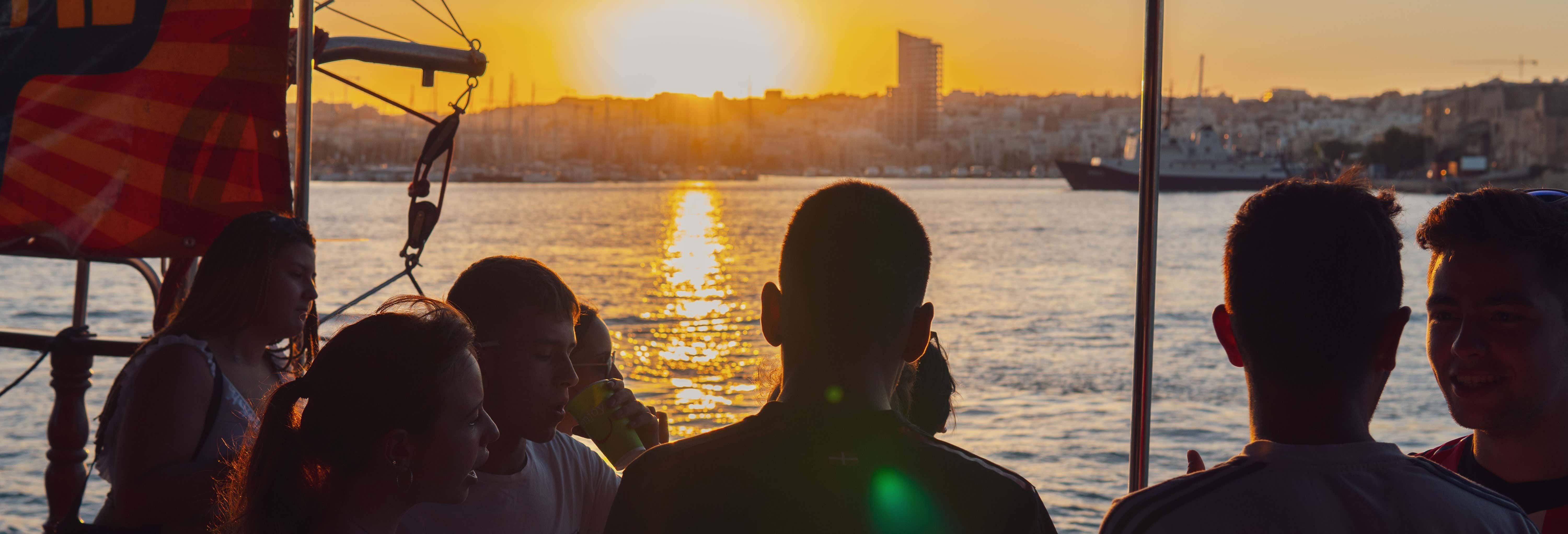 Festa in barca pirata nella baia di Sliema