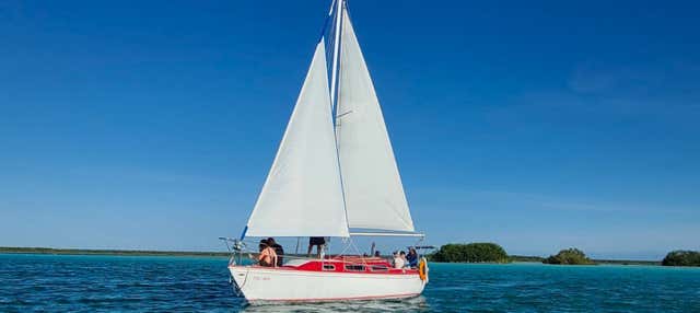 Giro in barca a vela nella laguna Bacalar
