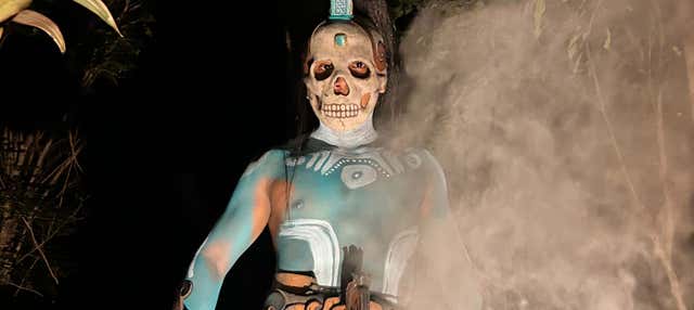 Ceremonia del Día de Muertos en un cenote