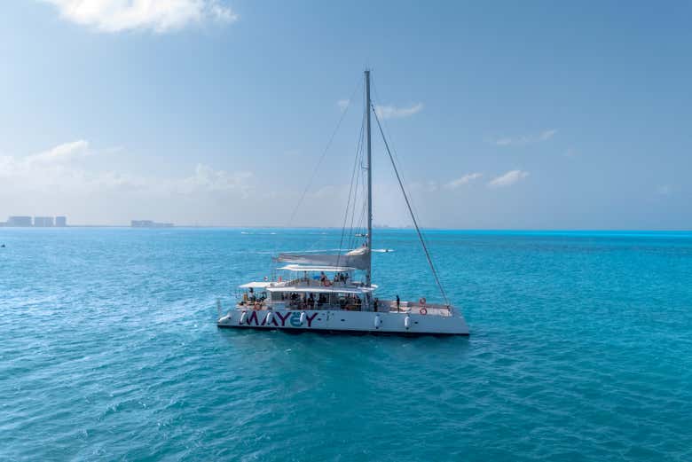 Paseo en catamarán al atardecer por Cancún