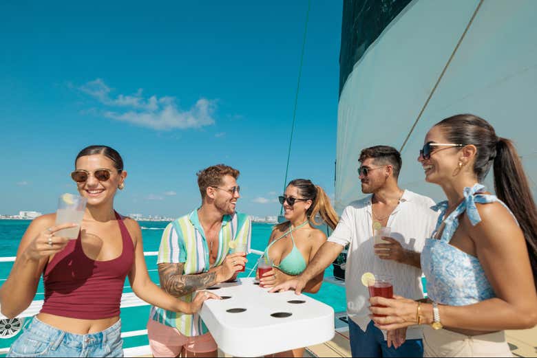 Imagen de Paseo en catamarán al atardecer por Cancún