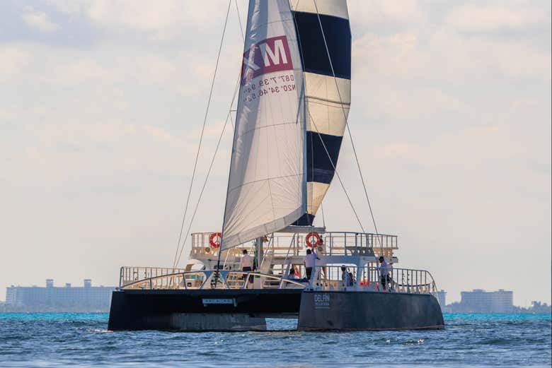 Imagen de Paseo en catamarán al atardecer por Cancún