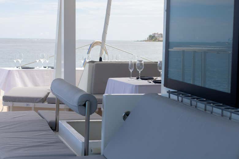 Paseo en catamarán al atardecer por Cancún