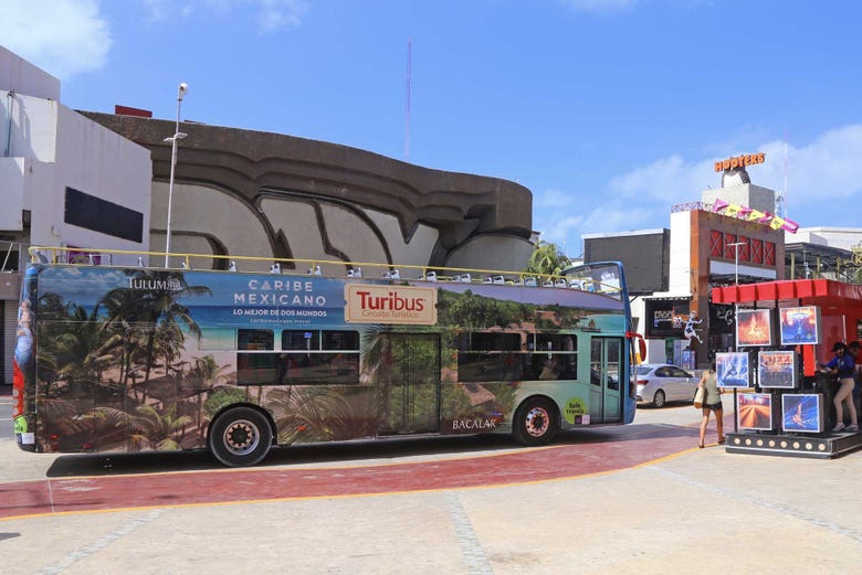 Cena en el Hard Rock Cafe Cancún con transporte en autobús turístico