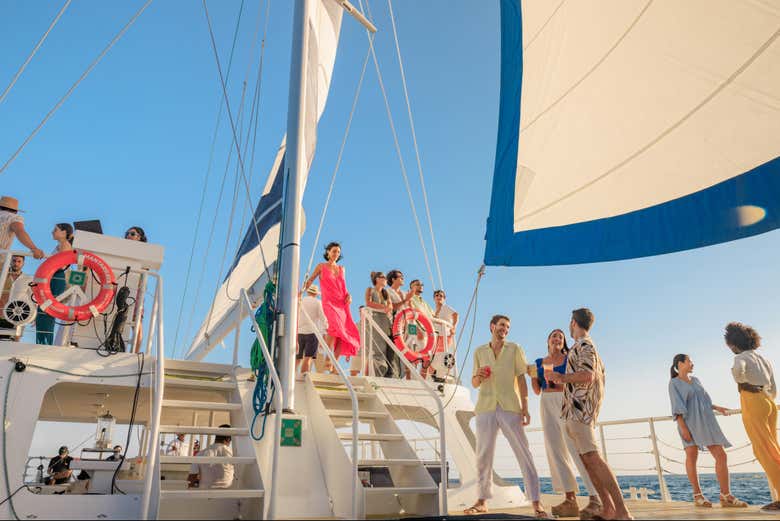 Imagen de Paseo en catamarán al atardecer por Cancún