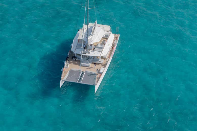 Paseo en catamarán al atardecer por Cancún