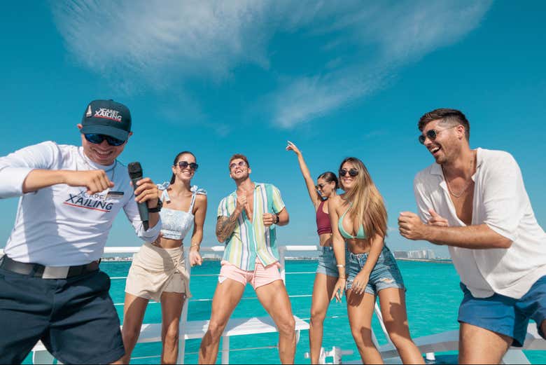 Imagen de Paseo en catamarán al atardecer por Cancún