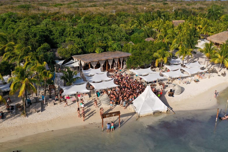 Fiesta en una playa de Isla Mujeres