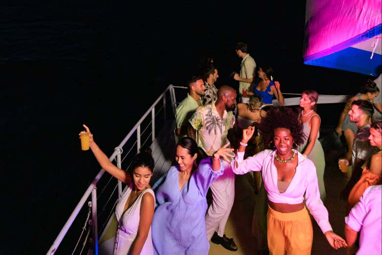 Imagen de Paseo en catamarán al atardecer por Cancún