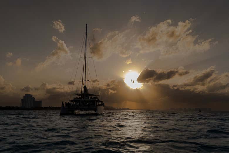 Imagen de Paseo en catamarán al atardecer por Cancún
