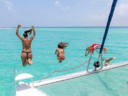 Excursión a Isla Mujeres en catamarán