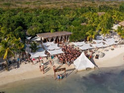 Fiesta en una playa de Isla Mujeres