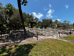 Zona Arqueológica El Meco + Parasailing en Cancún