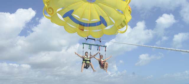 Parasailing a Cancún