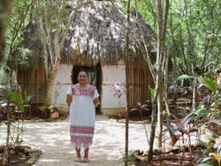 Entrada al cenote y santuario Tsukán
