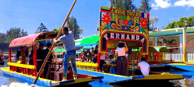 Fiesta en trajinera por Xochimilco