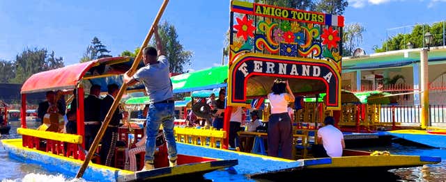 Fiesta en trajinera por Xochimilco