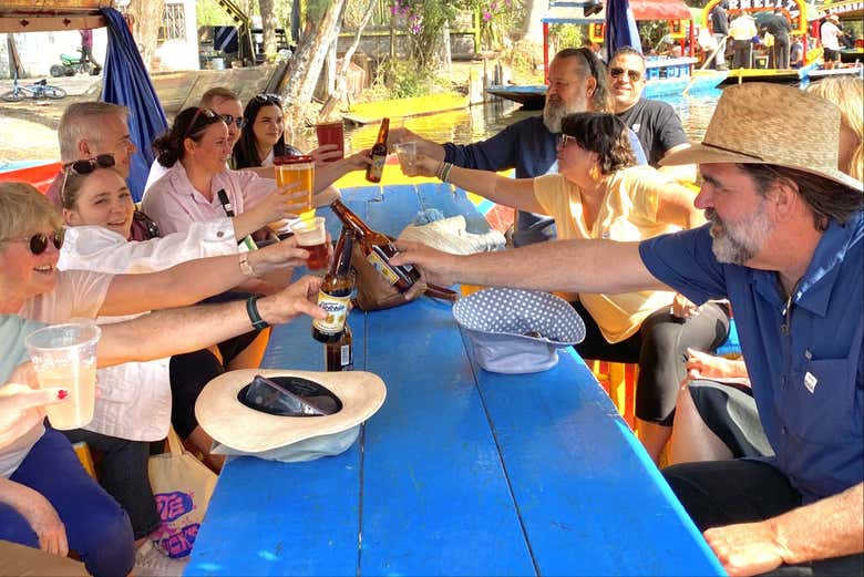 Fiesta en trajinera por Xochimilco