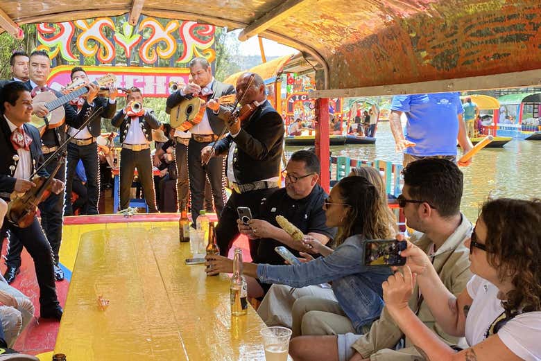 Fiesta en trajinera por Xochimilco