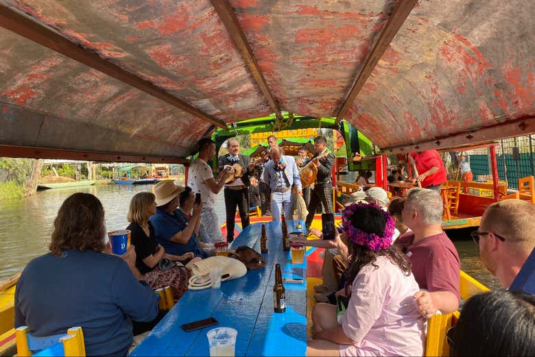 Fiesta en trajinera por Xochimilco