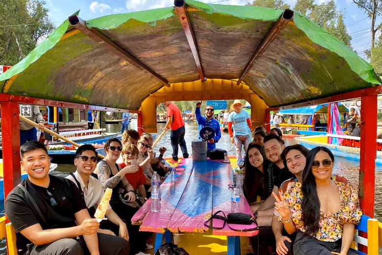 Fiesta en trajinera por Xochimilco