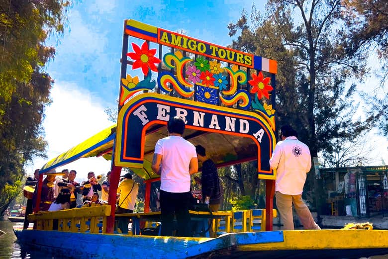 Fiesta en trajinera por Xochimilco
