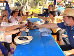 Fiesta en trajinera por Xochimilco