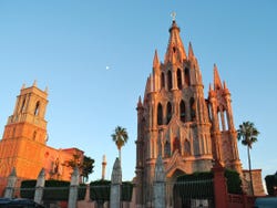 Excursión a San Miguel de Allende + Aguas termales