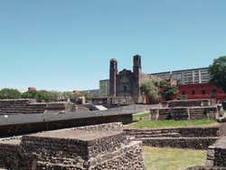 Visita guiada por la zona arqueológica de Tlatelolco + Mercado de la Lagunilla