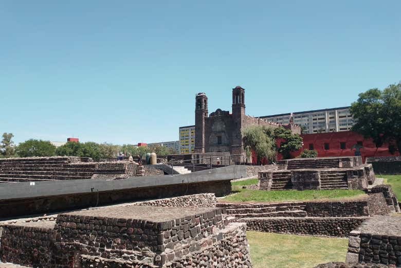 Visita guiada por la zona arqueológica de Tlatelolco + Mercado de la Lagunilla