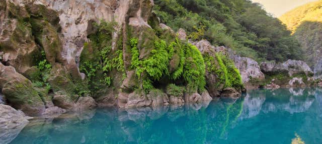Salto dalle cascate del fiume Micos