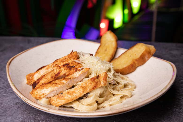 Plat de pâtes avec du poulet - Plat de pâtes avec du poulet