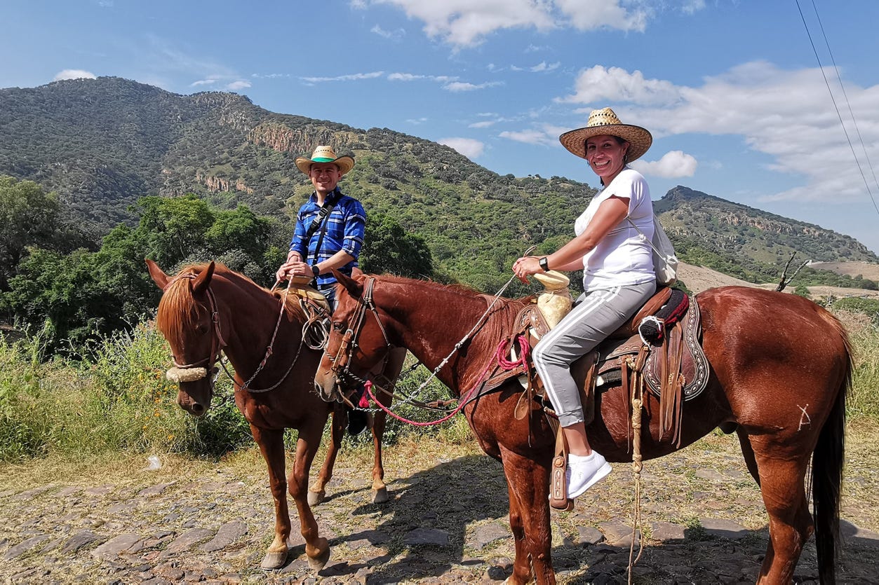 Paseo a caballo por Tequila + Visita a una destilería con cata