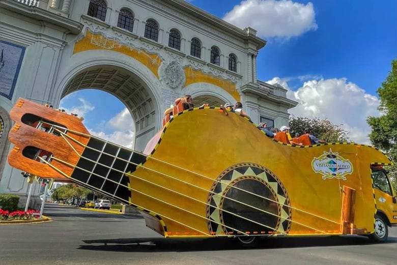 Cena con espectáculo de mariachis + Autobús guitarra