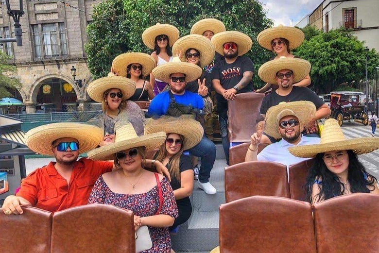 Cena con espectáculo de mariachis + Autobús guitarra